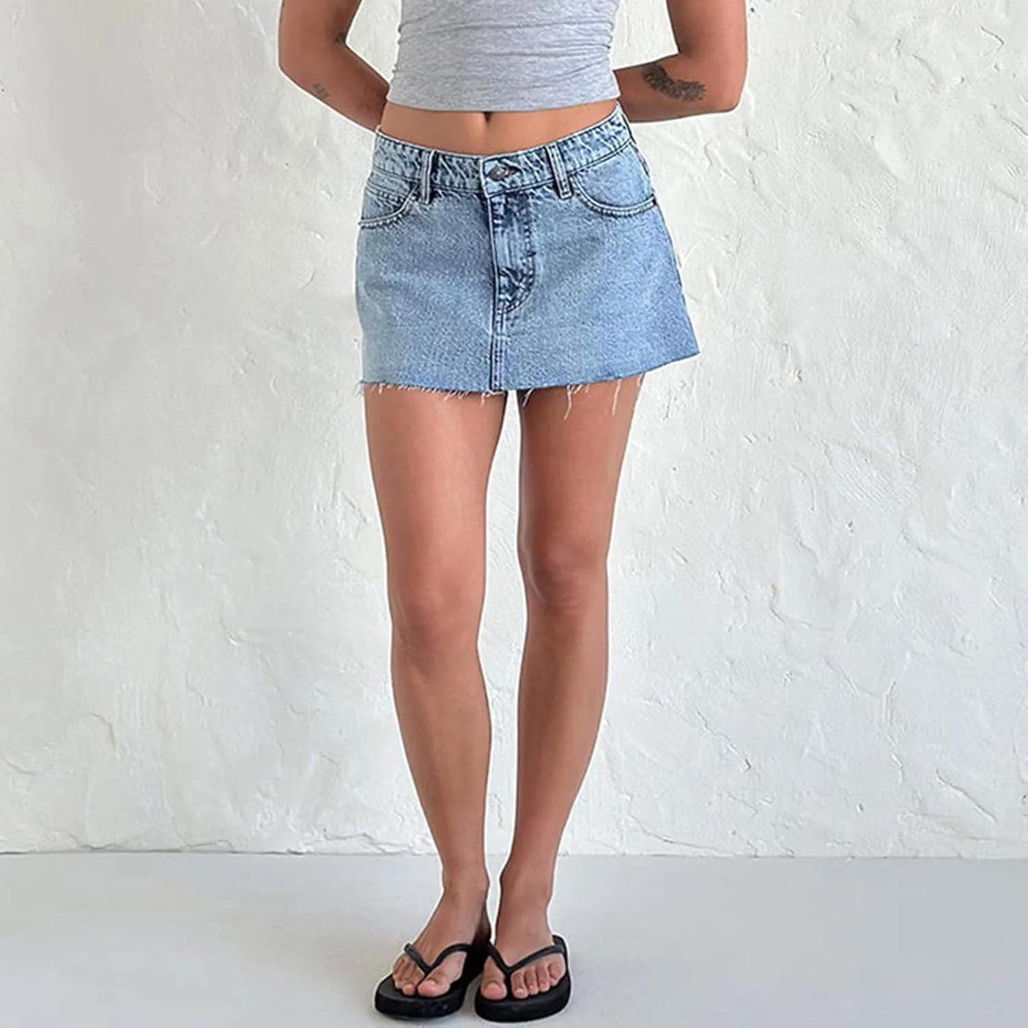 Women's Denim Mini Skirts Y2k Low Waist Raw Hem Jean Skirts Casual Trendy Summer A-line Skirts Streetwear