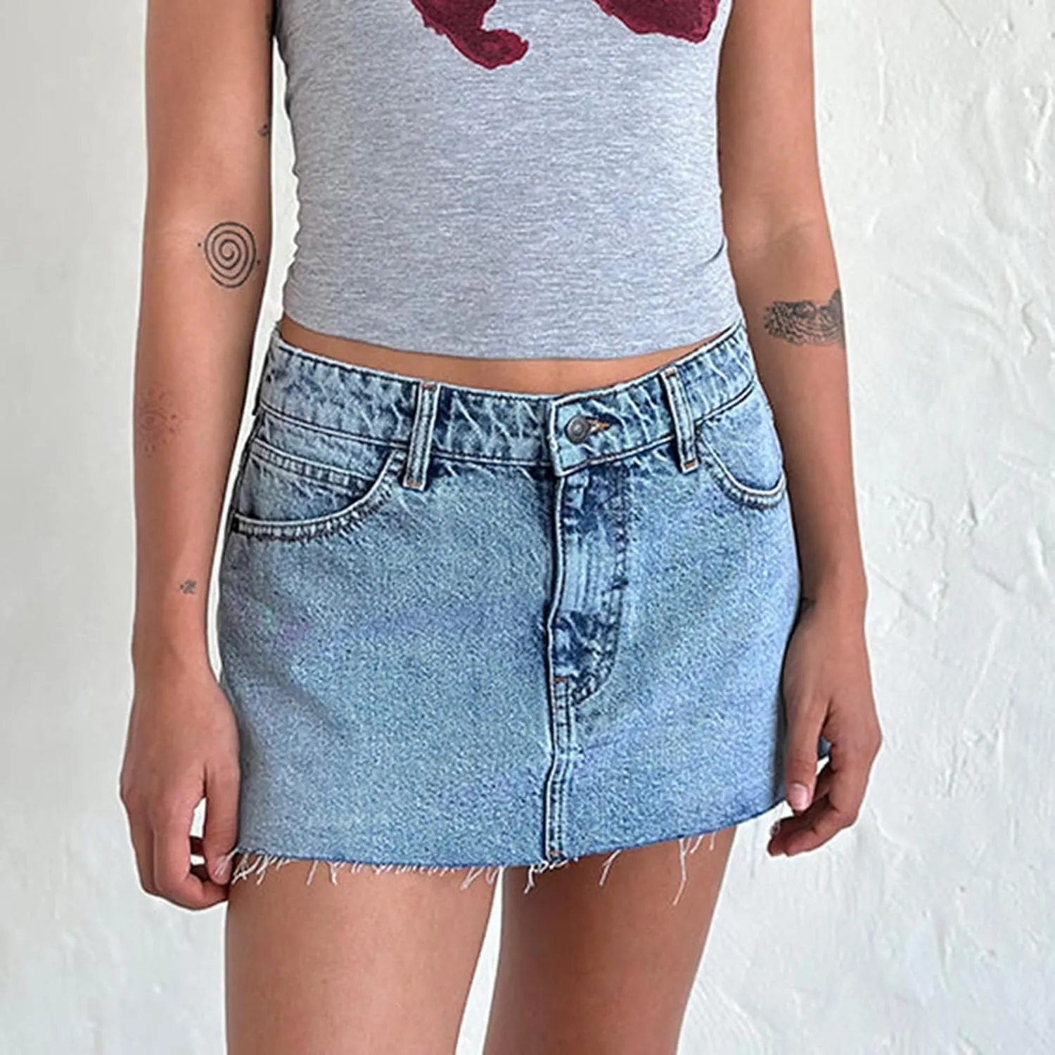 Women's Denim Mini Skirts Y2k Low Waist Raw Hem Jean Skirts Casual Trendy Summer A-line Skirts Streetwear